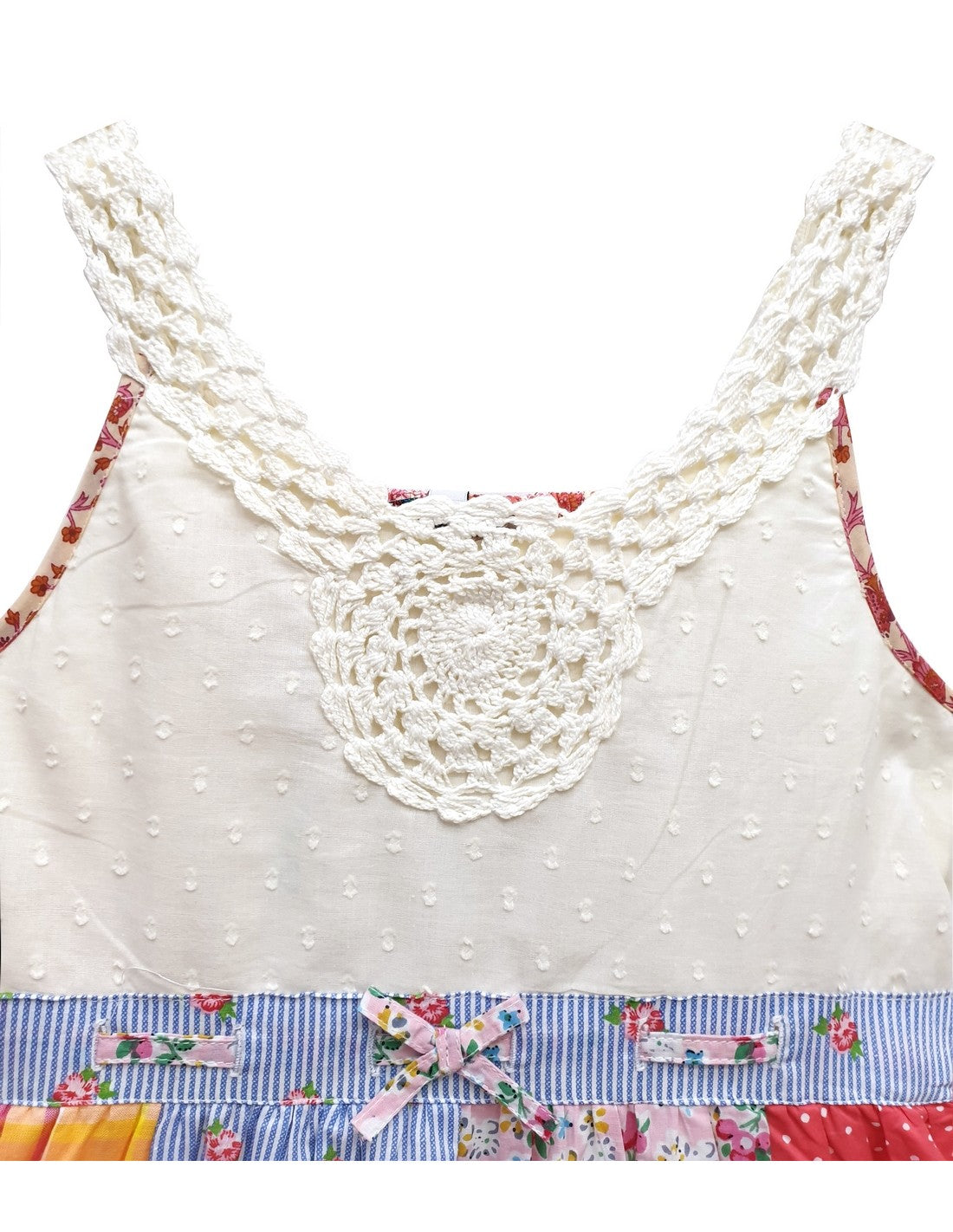 Vestido de verano de crochet escalonado con retazos