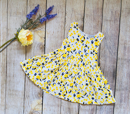 Vestido de verano sin mangas con estampado floral amarillo