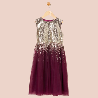 Vestido morado de lentejuelas doradas y cárdigan bolero de terciopelo