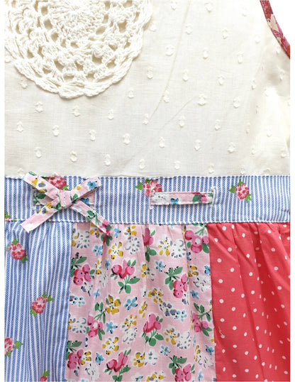 Vestido de verano de crochet escalonado con retazos