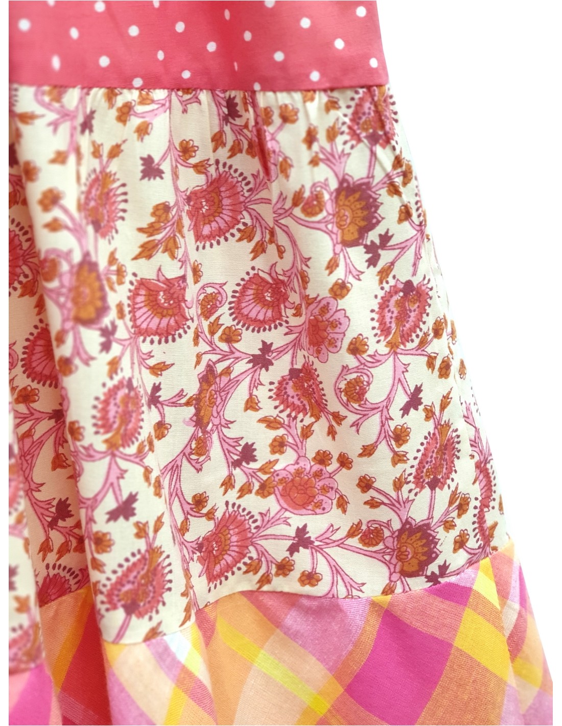 Vestido de verano de crochet escalonado con retazos